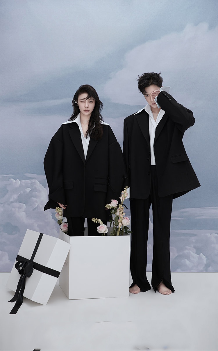 Fashionable Wide-Style Couple' - đánh giá và giá Photography Outfits
