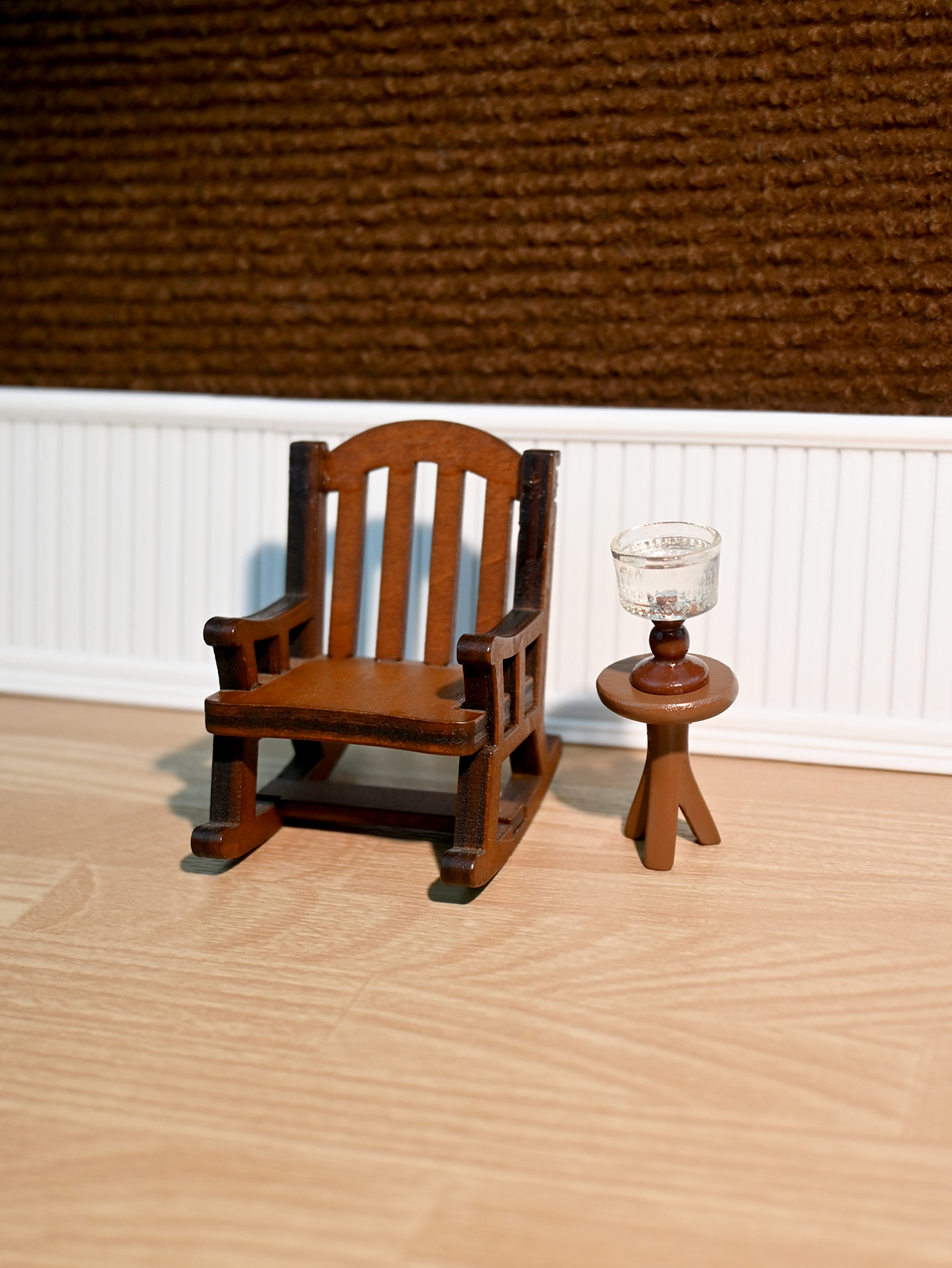 Miniature Rocking Chair, Minia - đánh giá và giá Photography Model