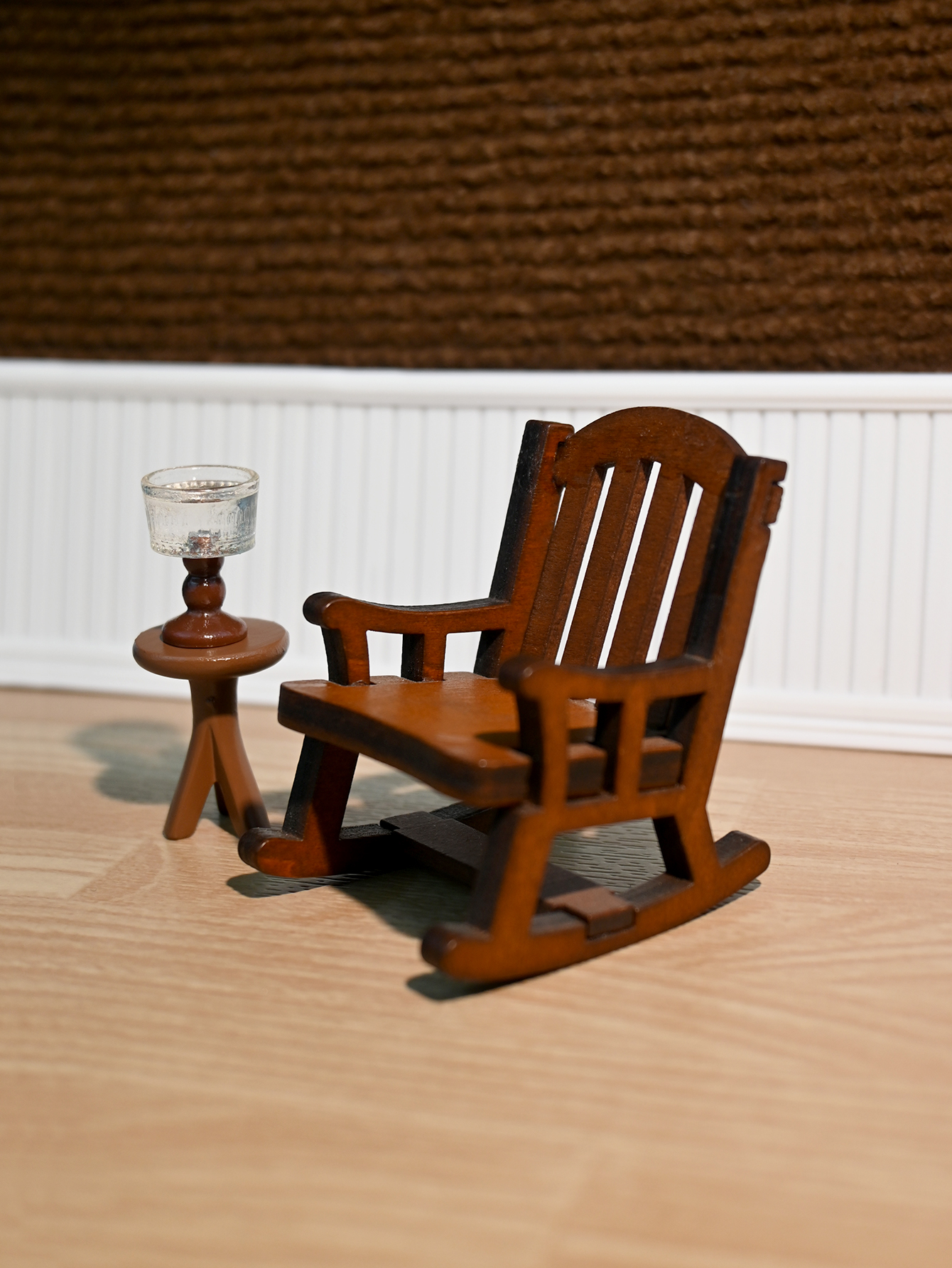 Miniature Rocking Chair, Minia - đánh giá và giá Photography Model